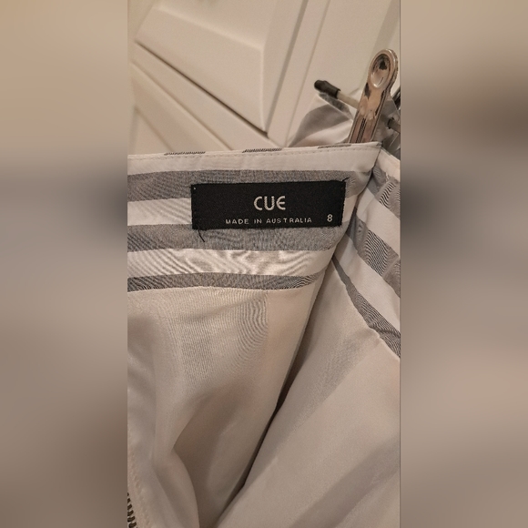 CUE Grey & White Striped Pleated Skirt - Picture 6 of 7